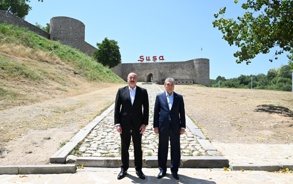 Prezident İlham Əliyev və Türkmənistan Xalq Məsləhətinin sədri Şuşada Natəvanın, Bülbülün və Üzeyir Hacıbəylinin gülləbaran edilmiş heykəllərinə baxıblar<font color=red> - FOTOLAR</font>