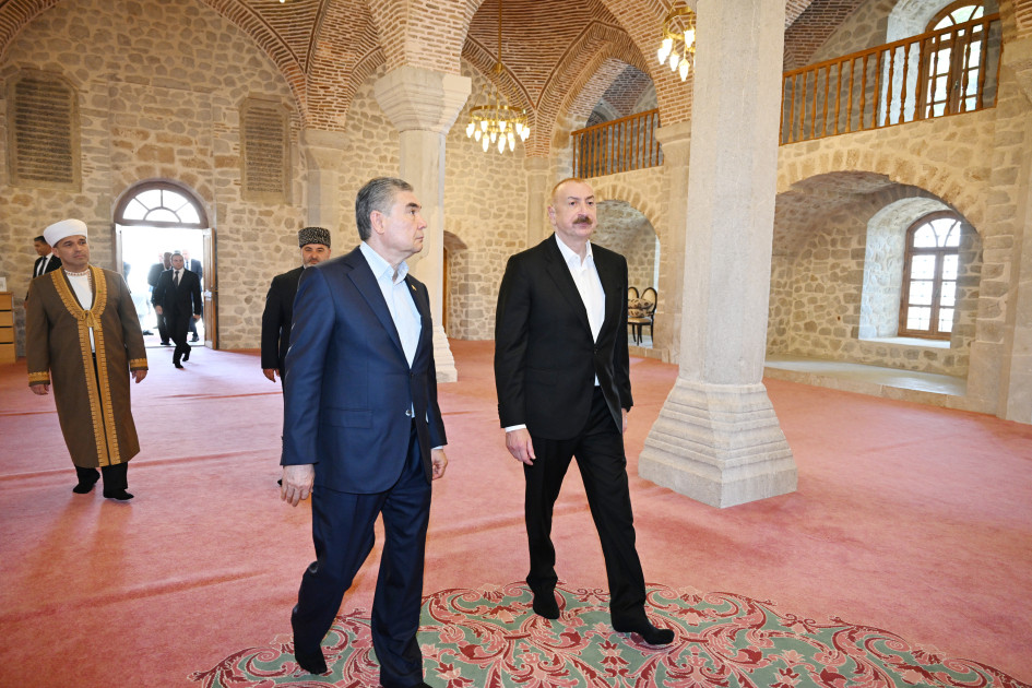 Azərbaycan Prezidenti və Türkmənistan Xalq Məsləhətinin sədri Şuşada Yuxarı Gövhər Ağa məscidini ziyarət ediblər<font color=red> - FOTOLAR</font>