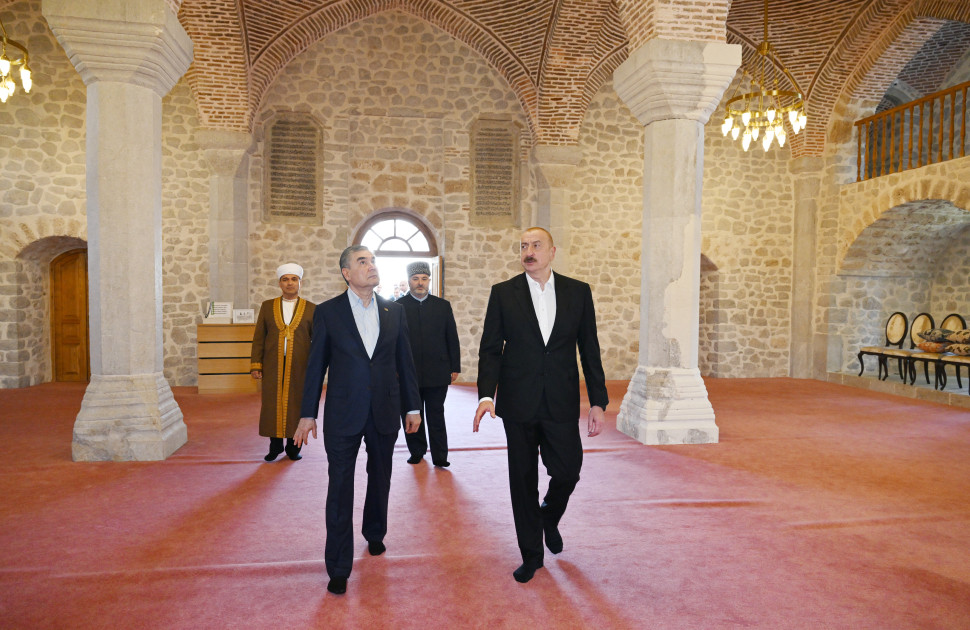 Azərbaycan Prezidenti və Türkmənistan Xalq Məsləhətinin sədri Şuşada Yuxarı Gövhər Ağa məscidini ziyarət ediblər<font color=red> - FOTOLAR</font>