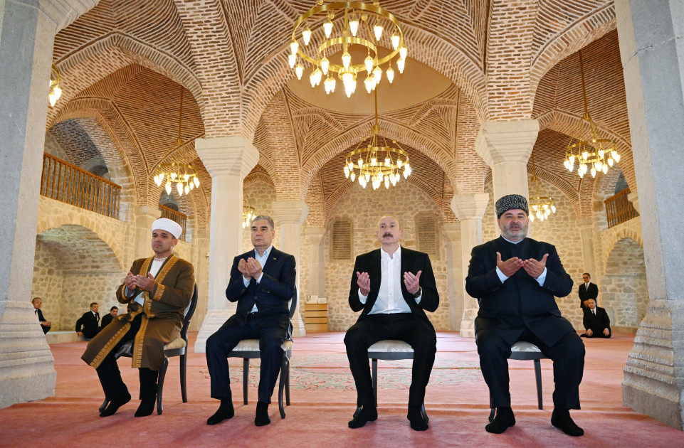 Azərbaycan Prezidenti və Türkmənistan Xalq Məsləhətinin sədri Şuşada Yuxarı Gövhər Ağa məscidini ziyarət ediblər<font color=red> - FOTOLAR</font>