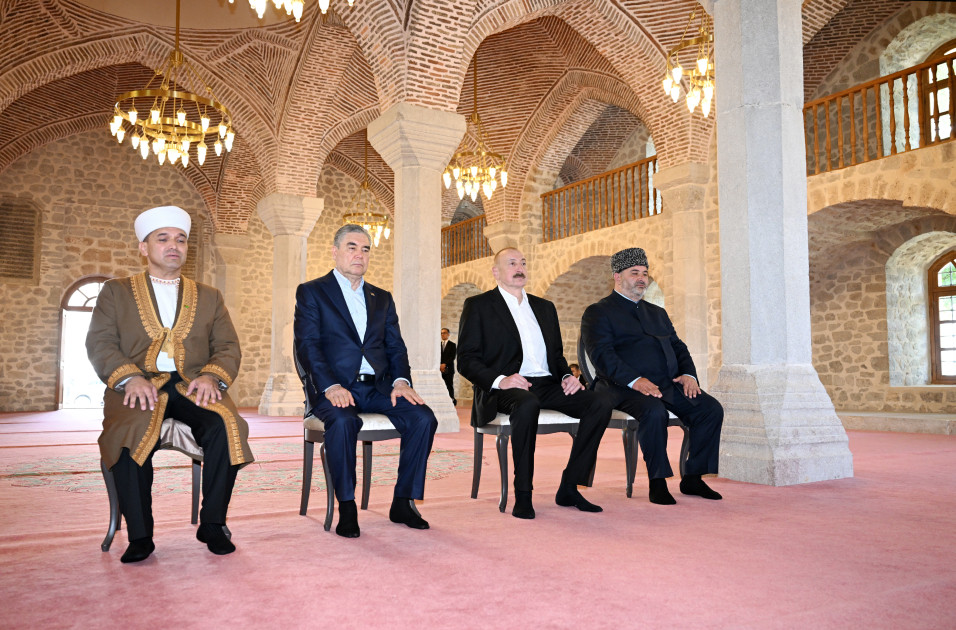 Azərbaycan Prezidenti və Türkmənistan Xalq Məsləhətinin sədri Şuşada Yuxarı Gövhər Ağa məscidini ziyarət ediblər<font color=red> - FOTOLAR</font>