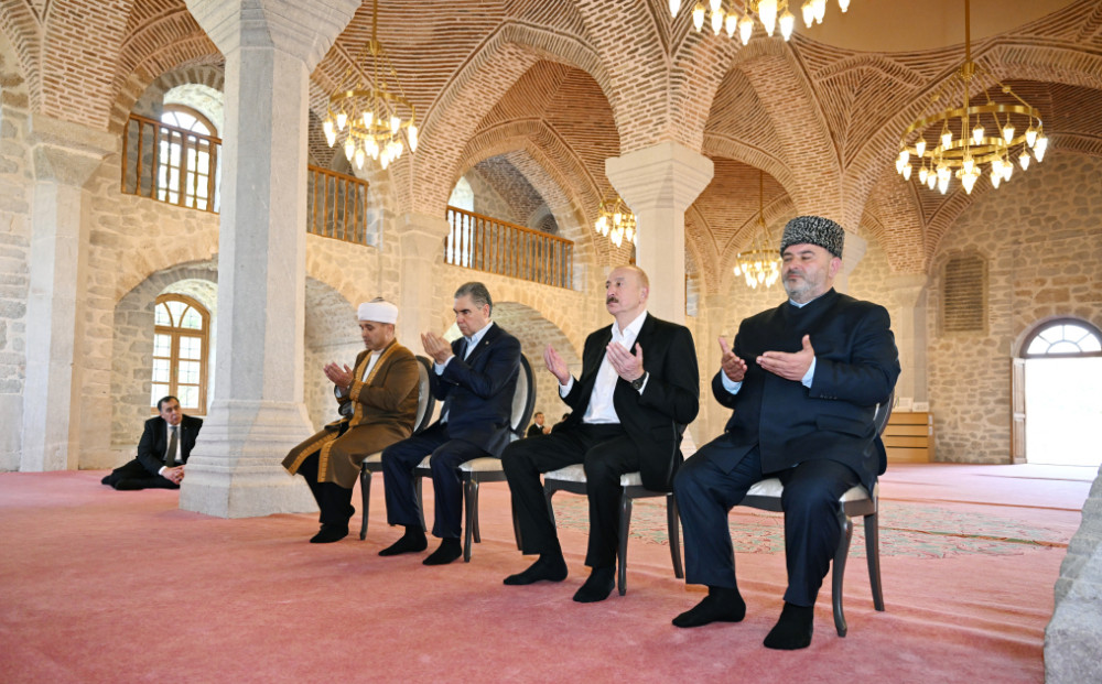 Azərbaycan Prezidenti və Türkmənistan Xalq Məsləhətinin sədri Şuşada Yuxarı Gövhər Ağa məscidini ziyarət ediblər<font color=red> - FOTOLAR</font>