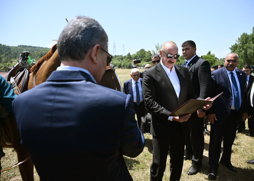 Qurbanqulu Berdiməhəmmədova Cıdır düzündə “Dostluq” adlı Qarabağ atı hədiyyə edilib<font color=red> - FOTOLAR</font>
