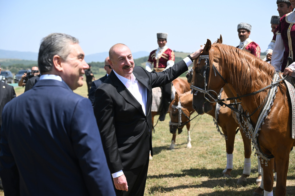 Qurbanqulu Berdiməhəmmədova Cıdır düzündə “Dostluq” adlı Qarabağ atı hədiyyə edilib<font color=red> - FOTOLAR</font>