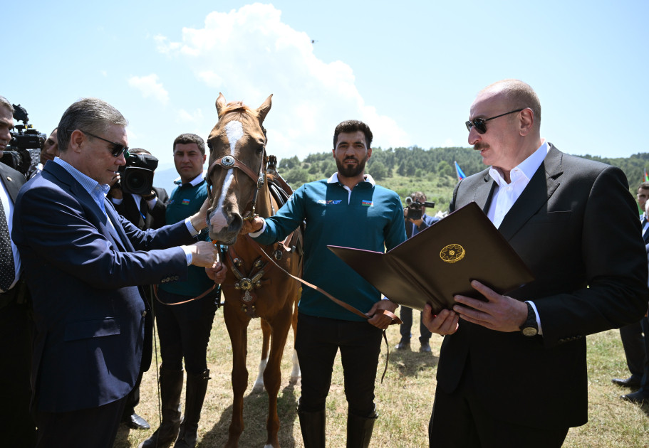 Qurbanqulu Berdiməhəmmədova Cıdır düzündə “Dostluq” adlı Qarabağ atı hədiyyə edilib<font color=red> - FOTOLAR</font>