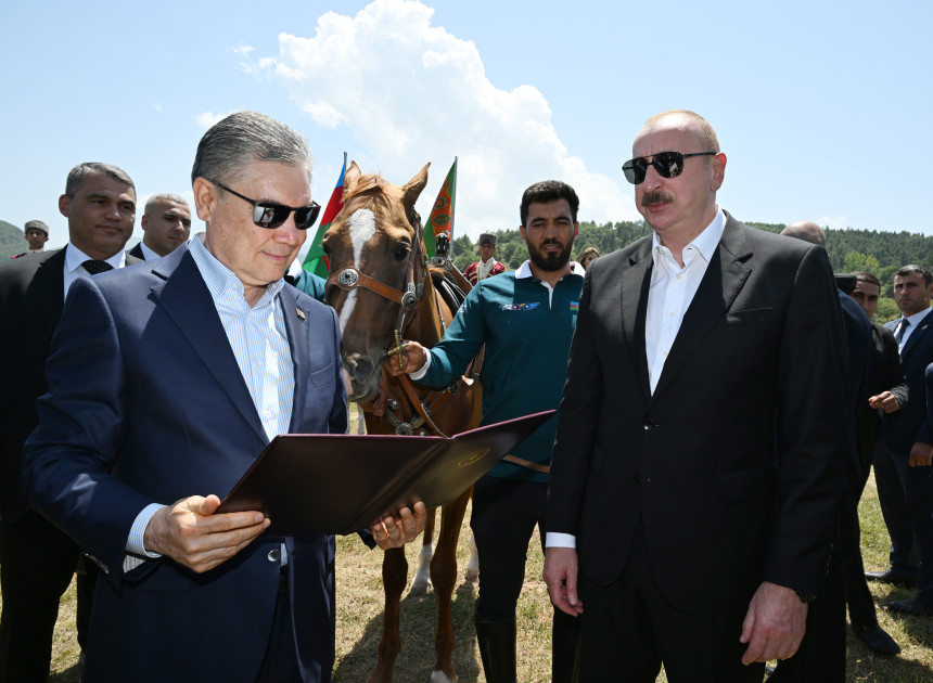 Qurbanqulu Berdiməhəmmədova Cıdır düzündə “Dostluq” adlı Qarabağ atı hədiyyə edilib<font color=red> - FOTOLAR</font>