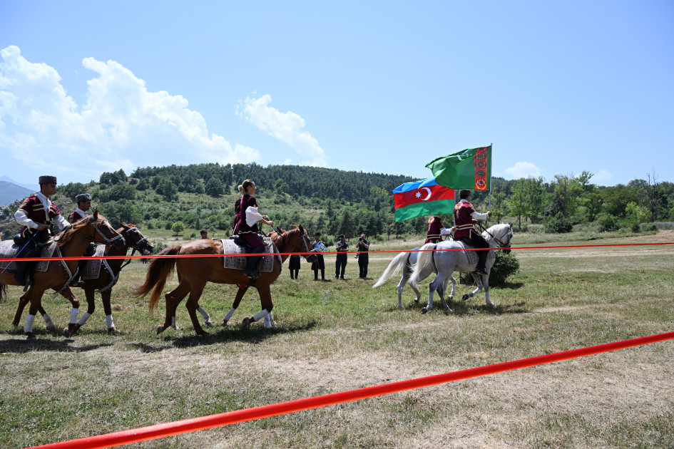 Qurbanqulu Berdiməhəmmədova Cıdır düzündə “Dostluq” adlı Qarabağ atı hədiyyə edilib<font color=red> - FOTOLAR</font>
