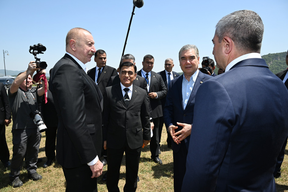 Qurbanqulu Berdiməhəmmədova Cıdır düzündə “Dostluq” adlı Qarabağ atı hədiyyə edilib<font color=red> - FOTOLAR</font>