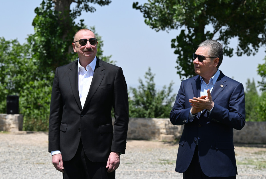 Qurbanqulu Berdiməhəmmədova Cıdır düzündə “Dostluq” adlı Qarabağ atı hədiyyə edilib<font color=red> - FOTOLAR</font>
