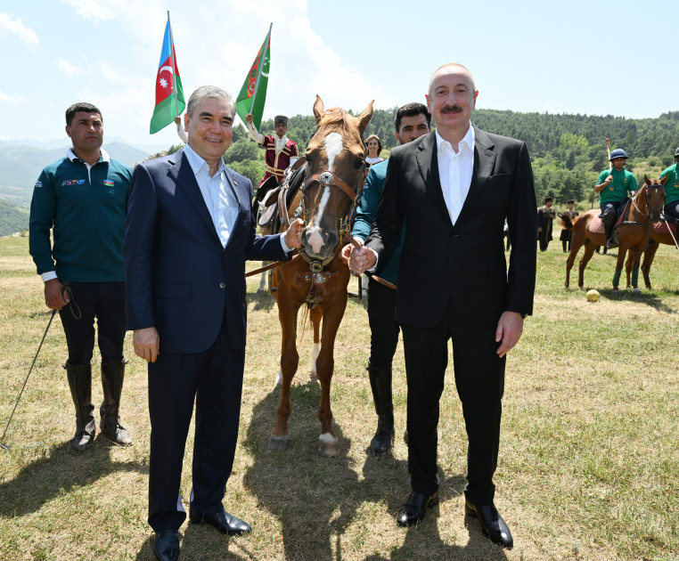 Qurbanqulu Berdiməhəmmədova Cıdır düzündə “Dostluq” adlı Qarabağ atı hədiyyə edilib<font color=red> - FOTOLAR</font>