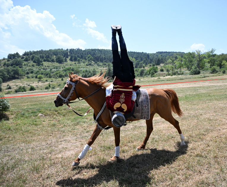 Qurbanqulu Berdiməhəmmədova Cıdır düzündə “Dostluq” adlı Qarabağ atı hədiyyə edilib<font color=red> - FOTOLAR</font>