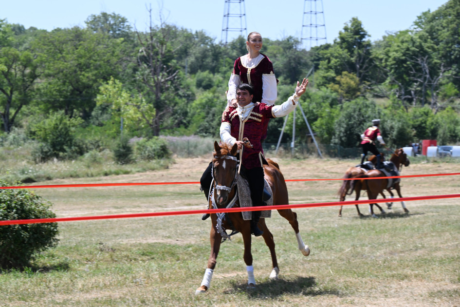 Qurbanqulu Berdiməhəmmədova Cıdır düzündə “Dostluq” adlı Qarabağ atı hədiyyə edilib<font color=red> - FOTOLAR</font>