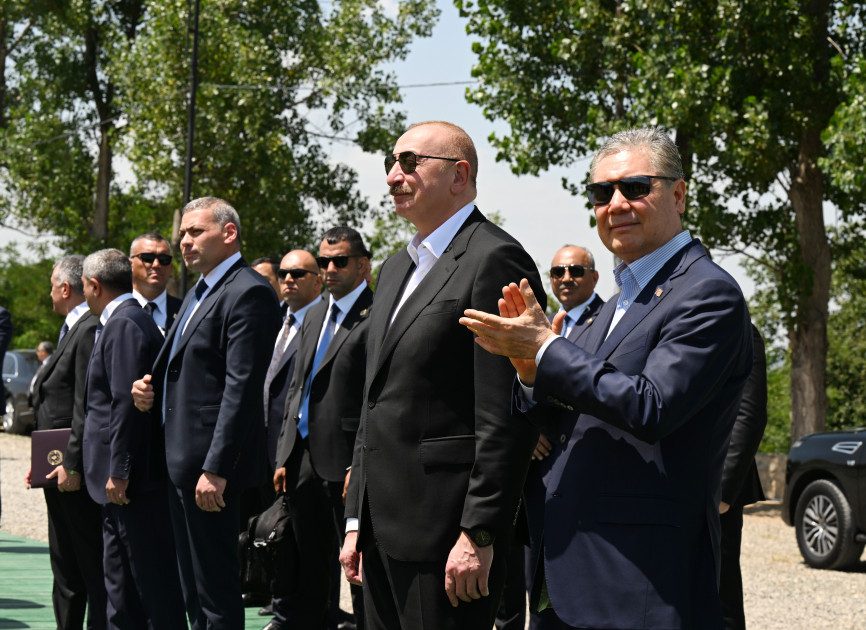 Qurbanqulu Berdiməhəmmədova Cıdır düzündə “Dostluq” adlı Qarabağ atı hədiyyə edilib<font color=red> - FOTOLAR</font>