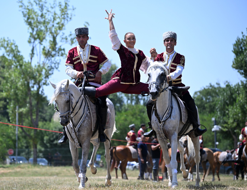 Qurbanqulu Berdiməhəmmədova Cıdır düzündə “Dostluq” adlı Qarabağ atı hədiyyə edilib<font color=red> - FOTOLAR</font>