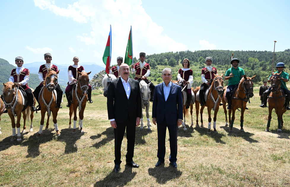 Qurbanqulu Berdiməhəmmədova Cıdır düzündə “Dostluq” adlı Qarabağ atı hədiyyə edilib<font color=red> - FOTOLAR</font>