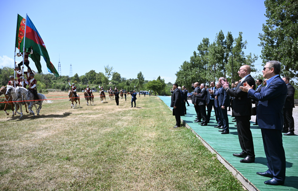 Qurbanqulu Berdiməhəmmədova Cıdır düzündə “Dostluq” adlı Qarabağ atı hədiyyə edilib<font color=red> - FOTOLAR</font>