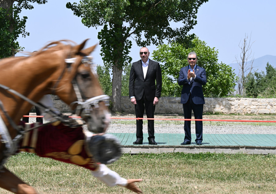 Qurbanqulu Berdiməhəmmədova Cıdır düzündə “Dostluq” adlı Qarabağ atı hədiyyə edilib<font color=red> - FOTOLAR</font>