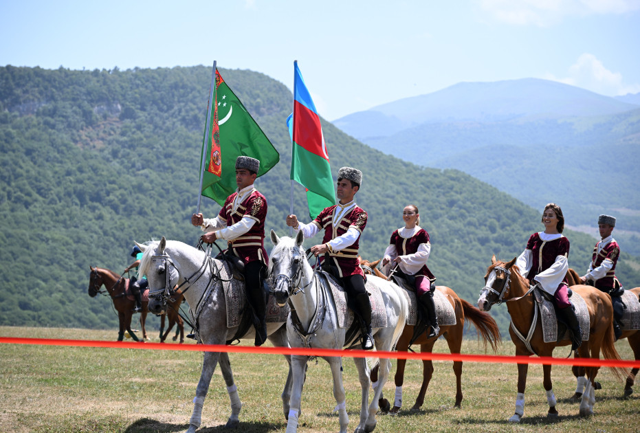 Qurbanqulu Berdiməhəmmədova Cıdır düzündə “Dostluq” adlı Qarabağ atı hədiyyə edilib<font color=red> - FOTOLAR</font>