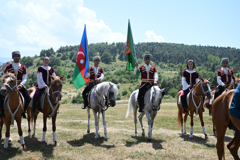 Qurbanqulu Berdiməhəmmədova Cıdır düzündə “Dostluq” adlı Qarabağ atı hədiyyə edilib<font color=red> - FOTOLAR</font>