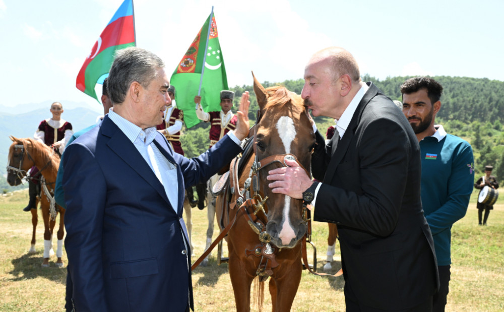 Qurbanqulu Berdiməhəmmədova Cıdır düzündə “Dostluq” adlı Qarabağ atı hədiyyə edilib<font color=red> - FOTOLAR</font>