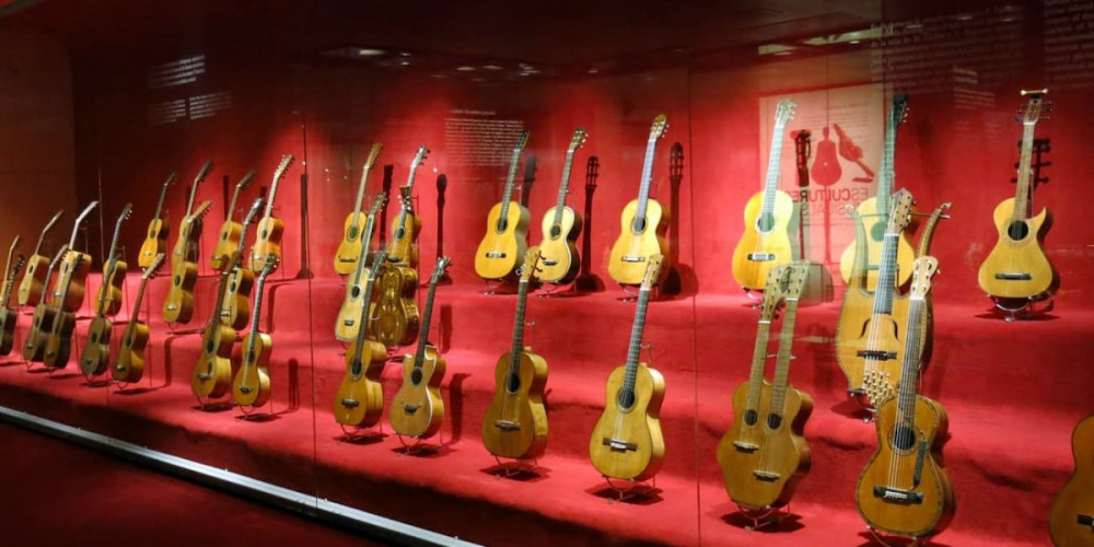 Barselona Musiqi Muzeyinə Azərbaycan kamançası hədiyyə edilib<font color=red> - FOTOLAR</font>
