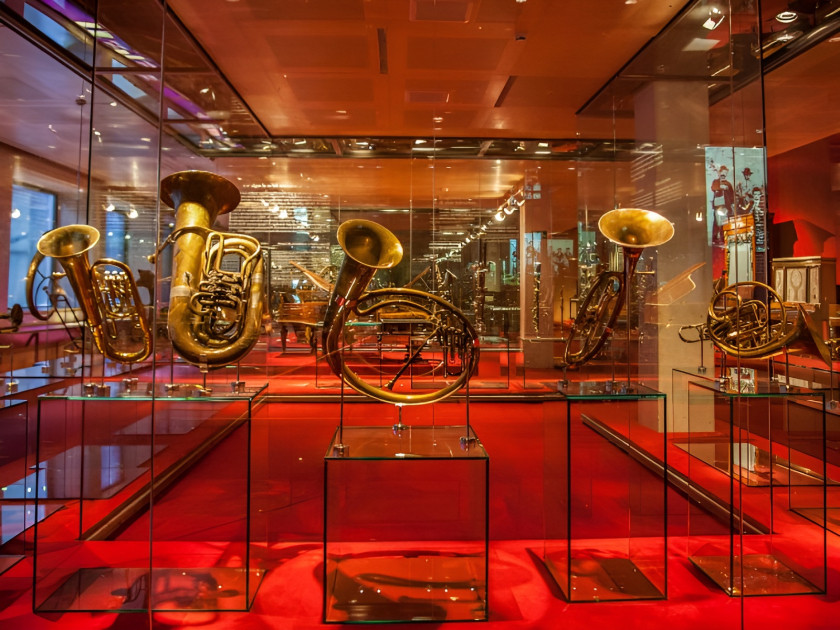 Barselona Musiqi Muzeyinə Azərbaycan kamançası hədiyyə edilib<font color=red> - FOTOLAR</font>