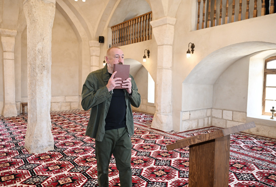 Prezident İlham Əliyev Ağdamın Qiyaslı kəndindəki tarixi məscidin binasının bərpadan sonra açılışında iştirak edib<font color=red> - FOTOLAR</font>