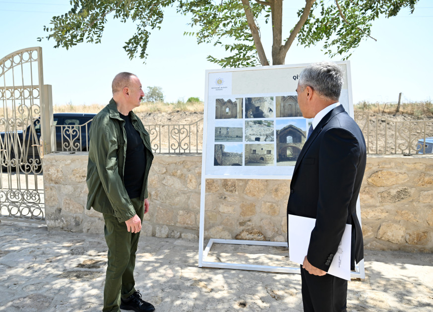 Prezident İlham Əliyev Ağdamın Qiyaslı kəndindəki tarixi məscidin binasının bərpadan sonra açılışında iştirak edib<font color=red> - FOTOLAR</font>