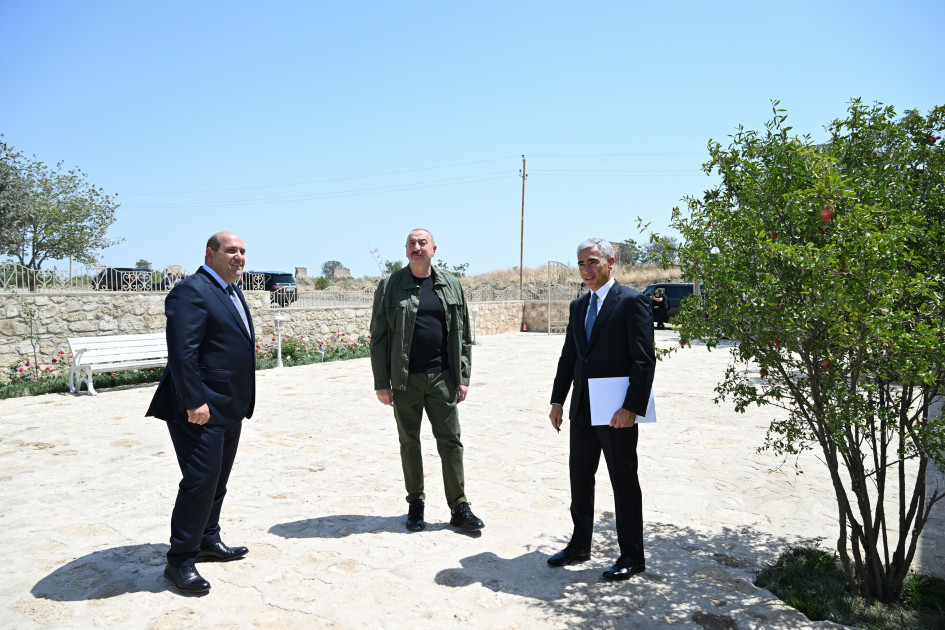 Prezident İlham Əliyev Ağdamın Qiyaslı kəndindəki tarixi məscidin binasının bərpadan sonra açılışında iştirak edib<font color=red> - FOTOLAR</font>