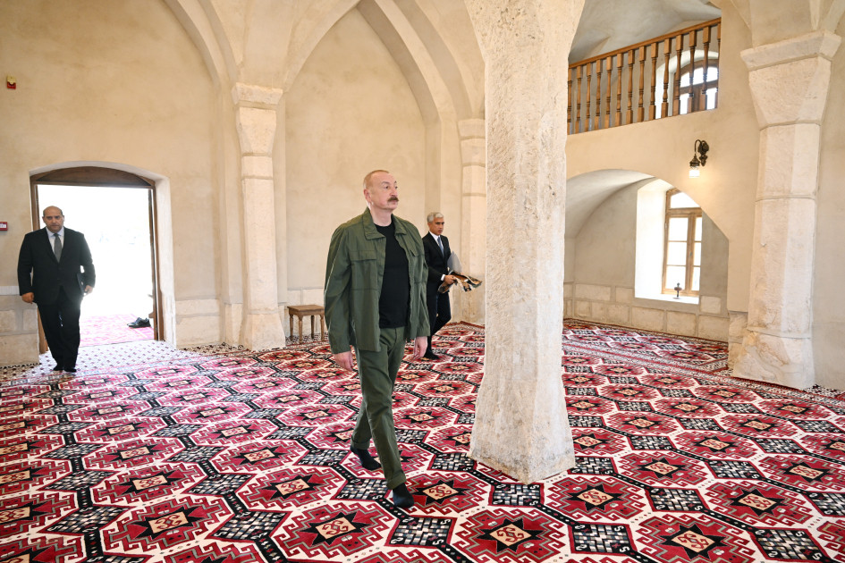 Prezident İlham Əliyev Ağdamın Qiyaslı kəndindəki tarixi məscidin binasının bərpadan sonra açılışında iştirak edib<font color=red> - FOTOLAR</font>