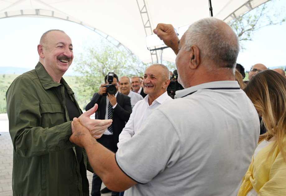 Prezident İlham Əliyev Xocalının Xanyurdu kəndində olub, kəndə köçən bir qrup sakinlə görüşüb<font color=red> - FOTOLAR</font>
