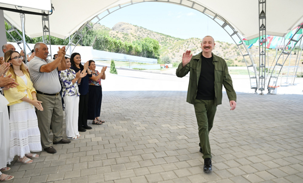 Prezident İlham Əliyev Xocalının Xanyurdu kəndində olub, kəndə köçən bir qrup sakinlə görüşüb<font color=red> - FOTOLAR</font>