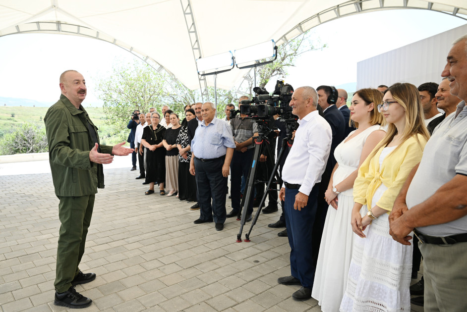 Prezident İlham Əliyev Xocalının Xanyurdu kəndində olub, kəndə köçən bir qrup sakinlə görüşüb<font color=red> - FOTOLAR</font>