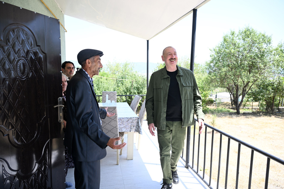 Prezident İlham Əliyev Xocalının Xanyurdu kəndində olub, kəndə köçən bir qrup sakinlə görüşüb<font color=red> - FOTOLAR</font>