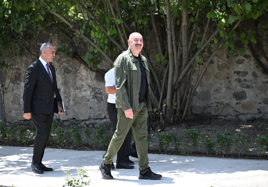 Prezident İlham Əliyev Xocalının Xanyurdu kəndində olub, kəndə köçən bir qrup sakinlə görüşüb<font color=red> - FOTOLAR</font>
