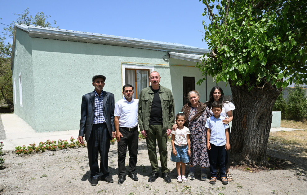 Prezident İlham Əliyev Xocalının Xanyurdu kəndində olub, kəndə köçən bir qrup sakinlə görüşüb<font color=red> - FOTOLAR</font>