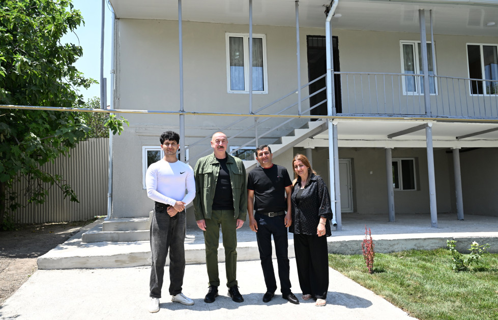 Prezident İlham Əliyev Xocalının Xanyurdu kəndində olub, kəndə köçən bir qrup sakinlə görüşüb<font color=red> - FOTOLAR</font>