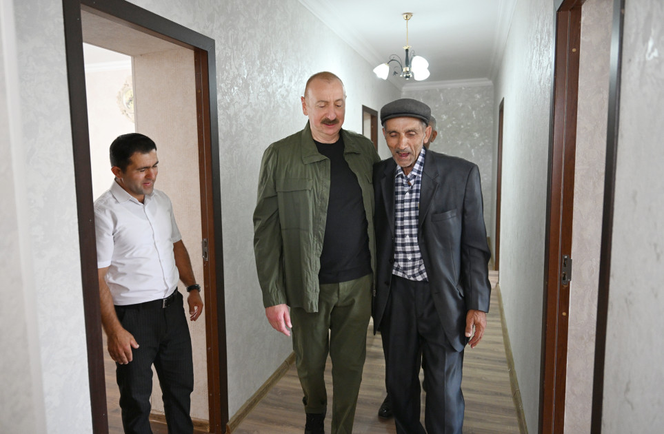 Prezident İlham Əliyev Xocalının Xanyurdu kəndində olub, kəndə köçən bir qrup sakinlə görüşüb<font color=red> - FOTOLAR</font>