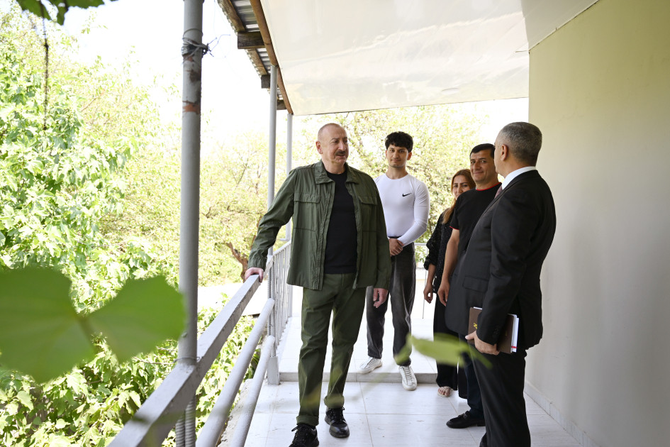 Prezident İlham Əliyev Xocalının Xanyurdu kəndində olub, kəndə köçən bir qrup sakinlə görüşüb<font color=red> - FOTOLAR</font>