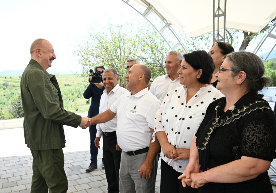 Prezident İlham Əliyev Xocalının Xanyurdu kəndində olub, kəndə köçən bir qrup sakinlə görüşüb<font color=red> - FOTOLAR</font>