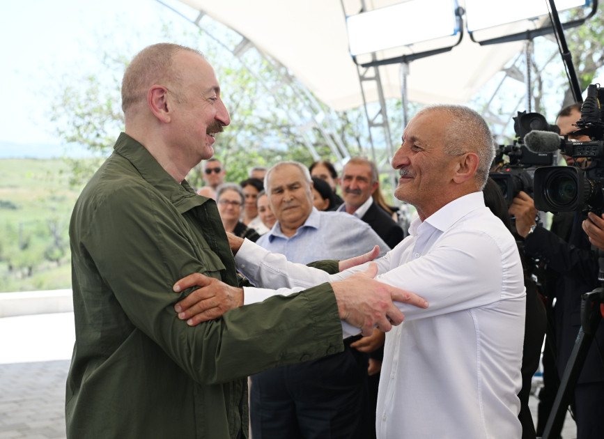 Prezident İlham Əliyev Xocalının Xanyurdu kəndində olub, kəndə köçən bir qrup sakinlə görüşüb<font color=red> - FOTOLAR</font>