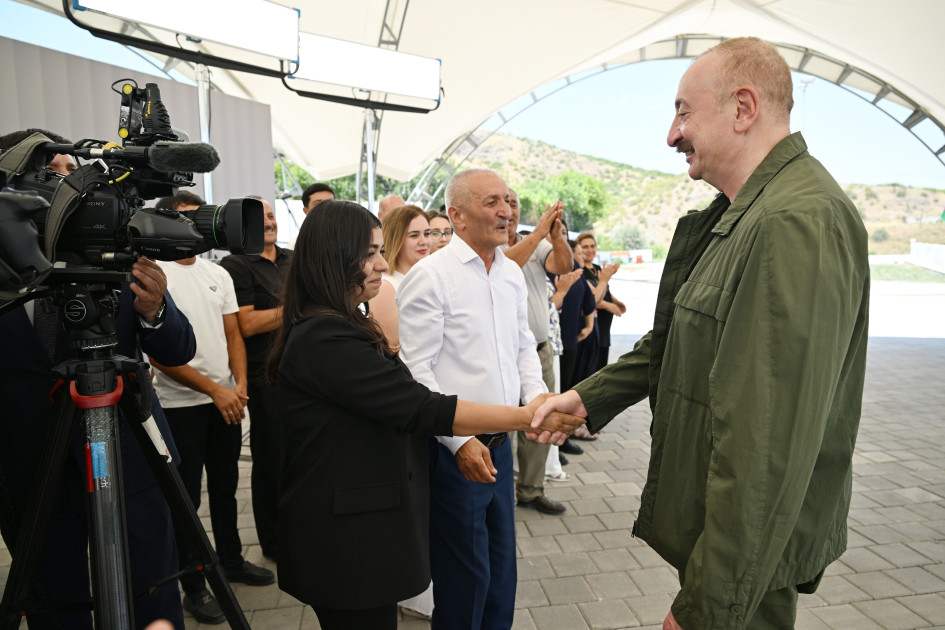 Prezident İlham Əliyev Xocalının Xanyurdu kəndində olub, kəndə köçən bir qrup sakinlə görüşüb<font color=red> - FOTOLAR</font>
