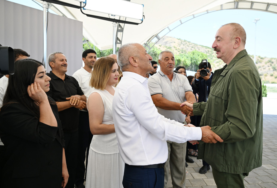 Prezident İlham Əliyev Xocalının Xanyurdu kəndində olub, kəndə köçən bir qrup sakinlə görüşüb<font color=red> - FOTOLAR</font>