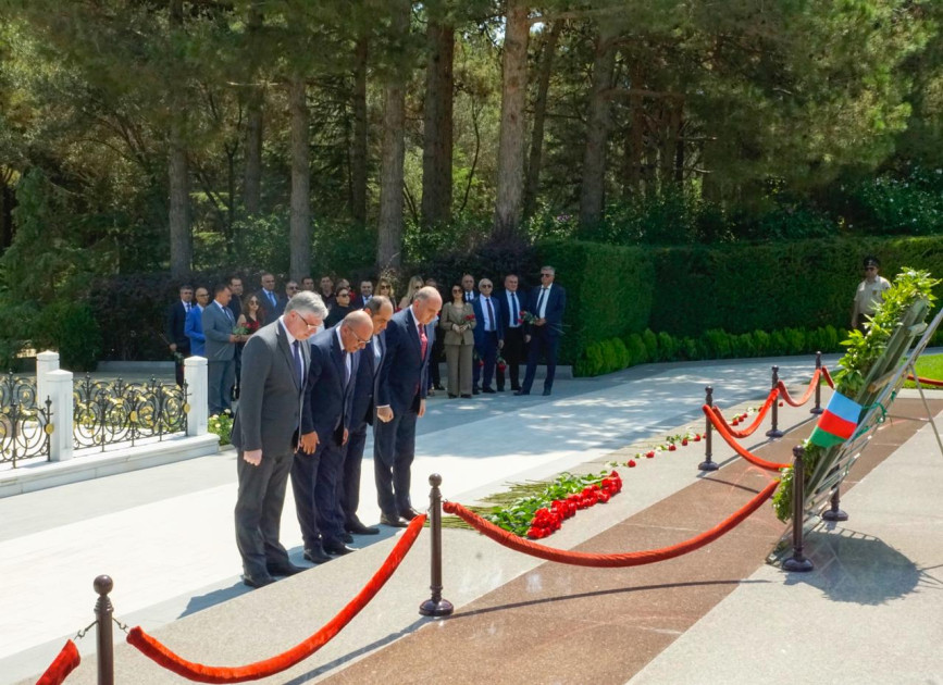 ANAMA-nın kollektivi agentliyin təsis olunmasının 27-ci ildönümü ilə əlaqədar Ulu Öndərin məzarını ziyarət edib<font color=red> - FOTOLAR</font>