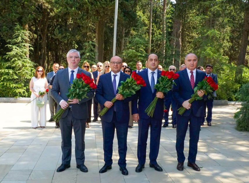 ANAMA-nın kollektivi agentliyin təsis olunmasının 27-ci ildönümü ilə əlaqədar Ulu Öndərin məzarını ziyarət edib<font color=red> - FOTOLAR</font>