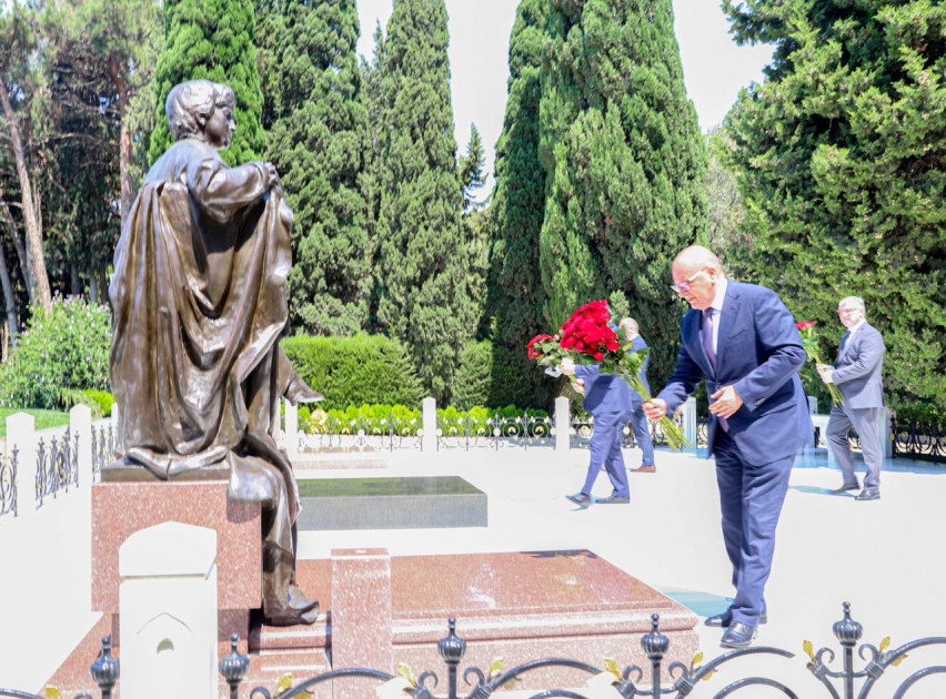 ANAMA-nın kollektivi agentliyin təsis olunmasının 27-ci ildönümü ilə əlaqədar Ulu Öndərin məzarını ziyarət edib<font color=red> - FOTOLAR</font>