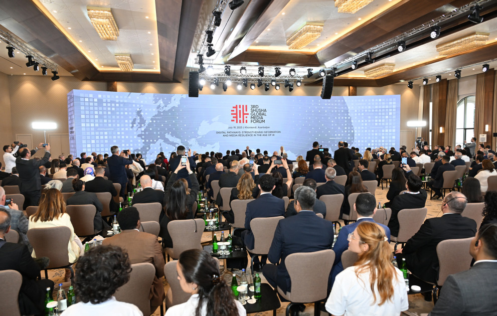 III Şuşa Qlobal Media Forumunun iştirakçıları ilə görüş keçirilir Prezident İlham Əliyev görüşdə iştirak edir<font color='red'> - YENİLƏNİB</font><font color=red> - FOTOLAR</font>