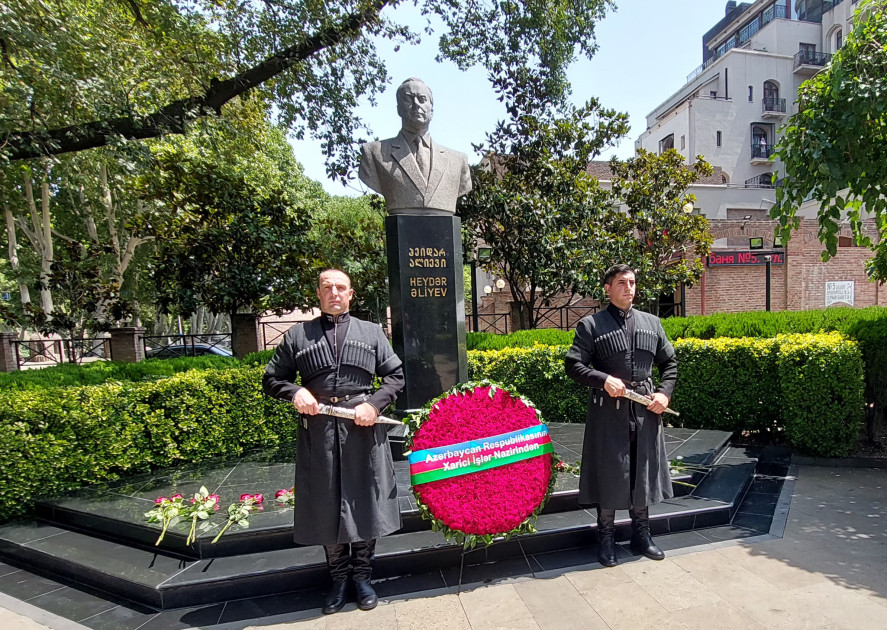 Azərbaycanın xarici işlər naziri Tbilisidə Ulu Öndər Heydər Əliyevin abidəsini ziyarət edib<font color=red> - FOTOLAR</font>