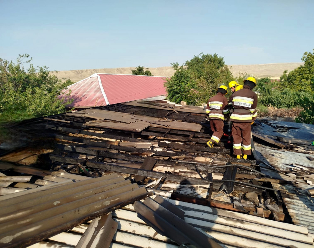 Cəhri qəsəbəsində ərzaq mağazasında yanğın olub<font color=red> - FOTOLAR</font>