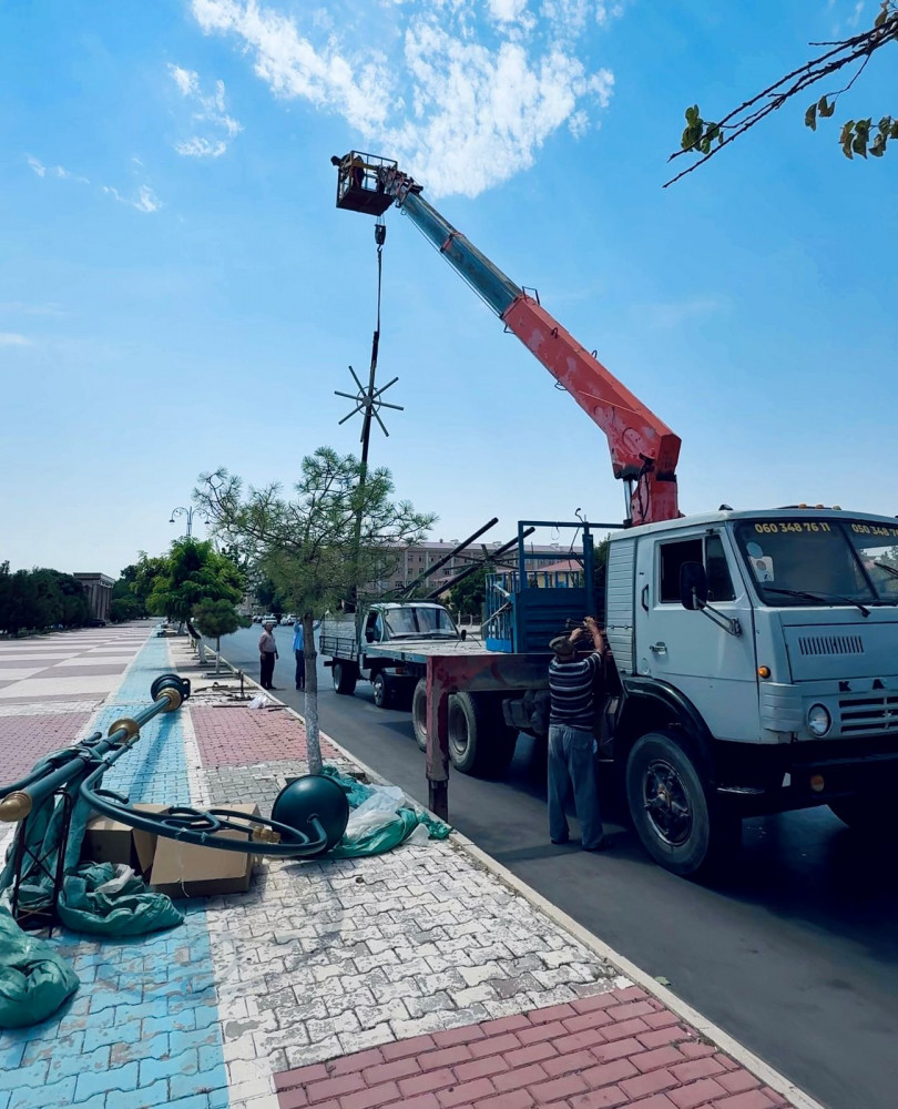  Naxçıvan şəhərində işıqlandırmanın yaxşılaşdırılması üçün yeni işıq dirəkləri quraşdırılır<font color=red> - FOTOLAR</font>